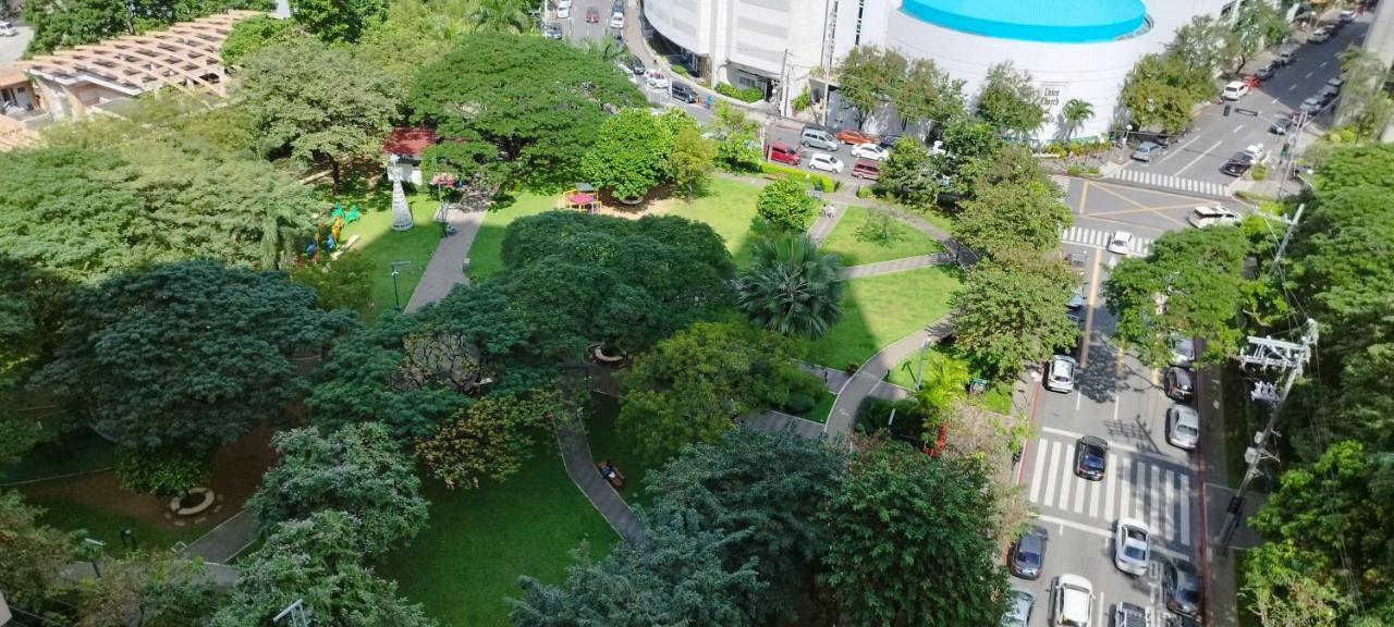 Kl Executive Greenbelt Manila Exteriör bild